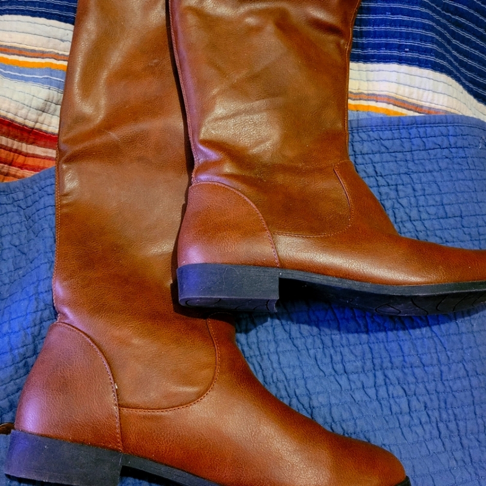 Very nice American Eagle boots Size 9.5